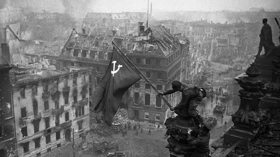 لحظة رفع علم الاتحاد السوفيتي على مبنى الرايستاغ في برلين 2 مايو 1945