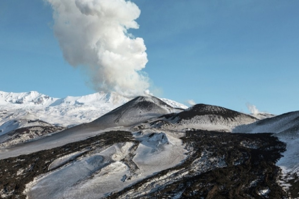 بركان في شرق روسيا يطلق عمود رماد ارتفاعه 2.5 كيلومتر (فيديو)
