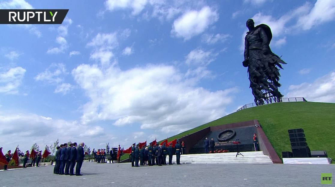 بالفيديو.. بوتين ولوكاشينكو يفتتحان نصبا تذكاريا لجندي سوفيتي