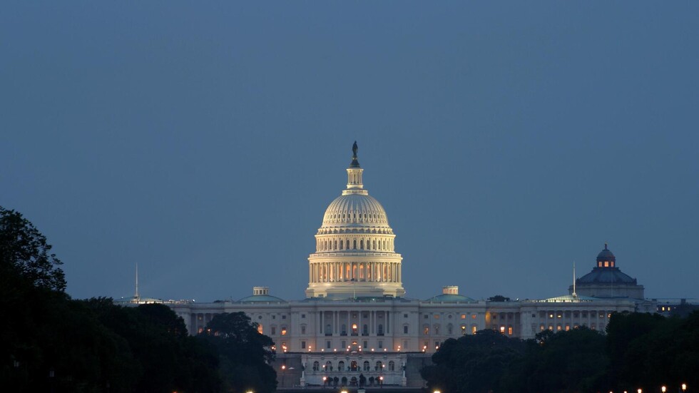 النواب الأمريكي يقر تشريعا لفرض عقوبات على بنوك صينية بسبب هونغ كونغ