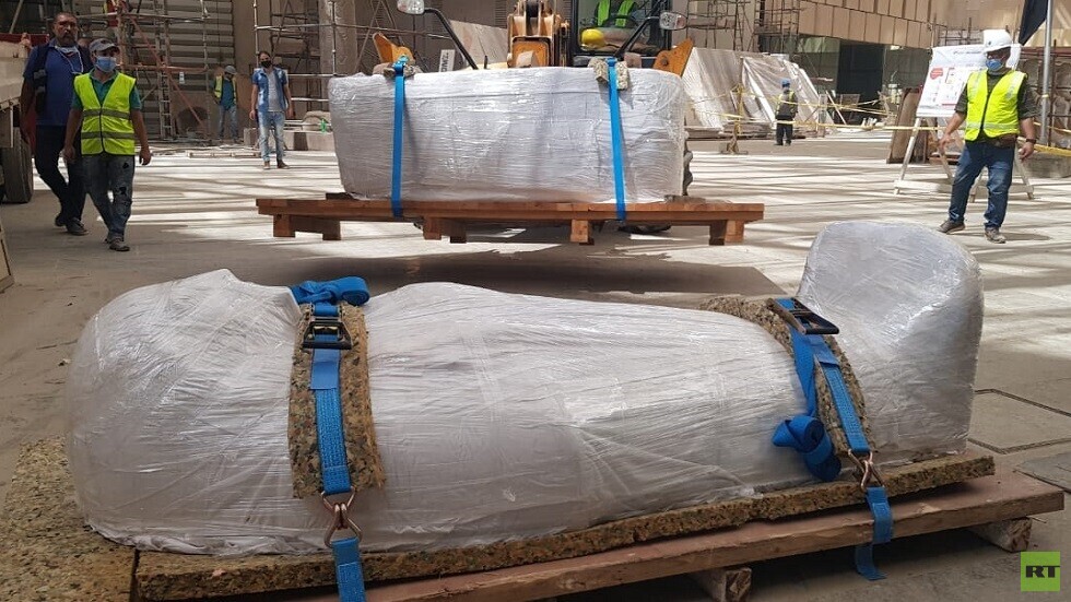 المتحف المصري الكبير يستقبل 7 قطع أثرية ضخمة (صور)