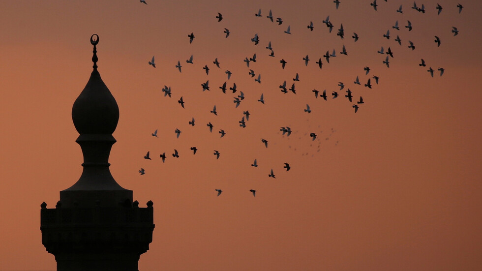 مصر تغلق مسجد الإمام الحسين لأجل غير مسمى وتحيل جميع الأئمة والعاملين فيه للتحقيق