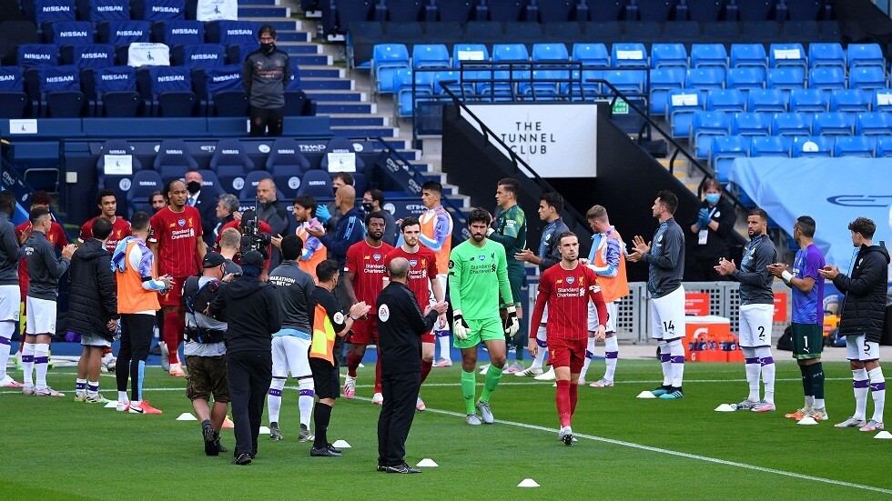 شاهد.. لاعبو مانشستر سيتي يقفون في ممر شرفي للاعبي ليفربول