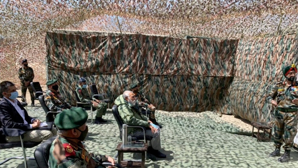 مودي يزور الحدود الهندية مع الصين بالزي العسكري