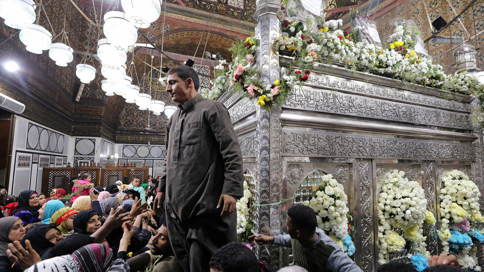 الكشف عن محتوى فيديو تسبب في إغلاق مسجد  الإمام الحسين بمصر