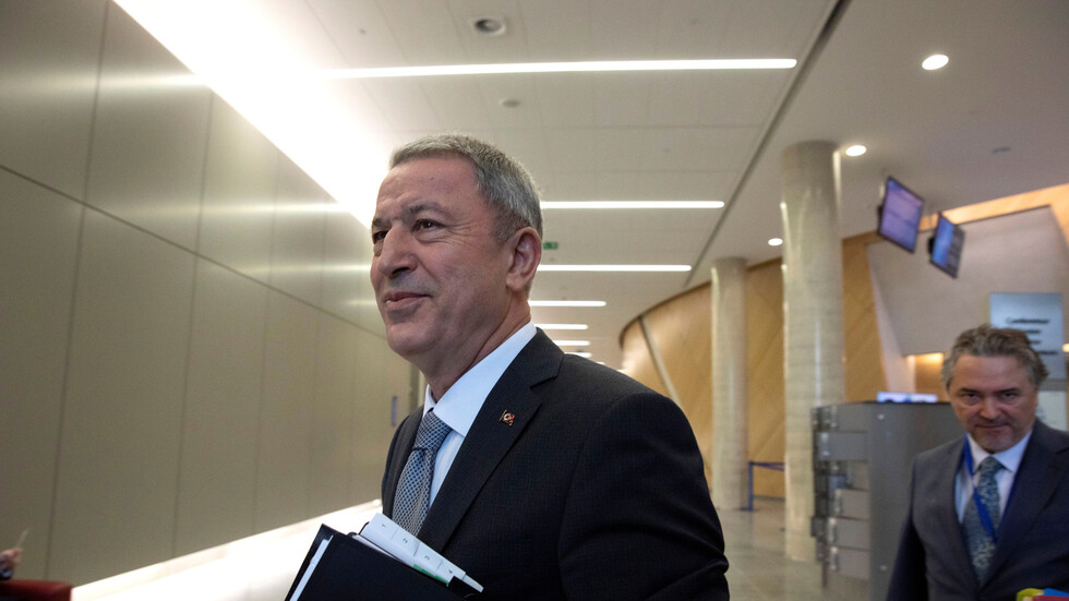 وزير الدفاع التركي خلوصي آكار ورئيس الأركان يصلان طرابلس في زيارة لم يعلن عنها مسبقا