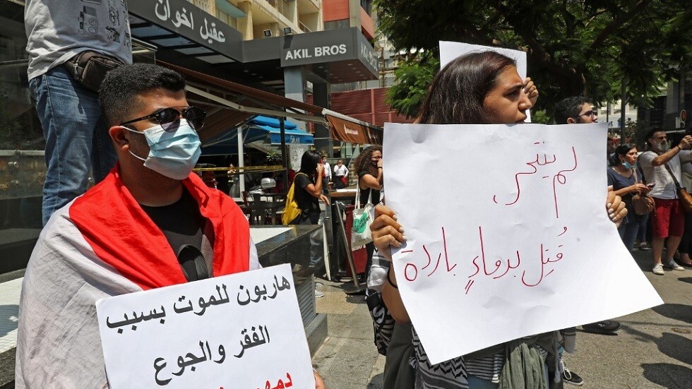 عشرات اللبنانيين يضعون الزهور في شارع شهد انتحار رجل بطريقة مأساوية