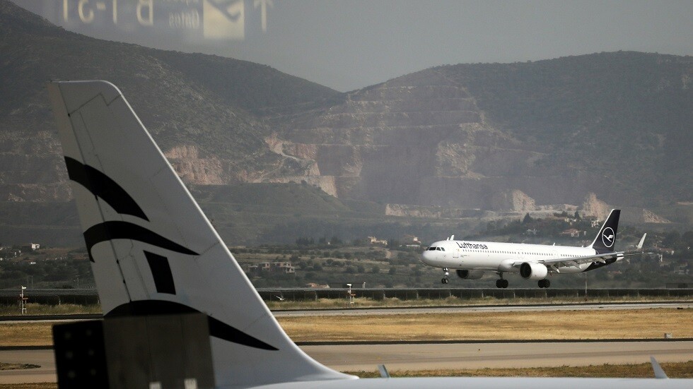 هبوط طائرة ركاب اضطراريا في اليونان