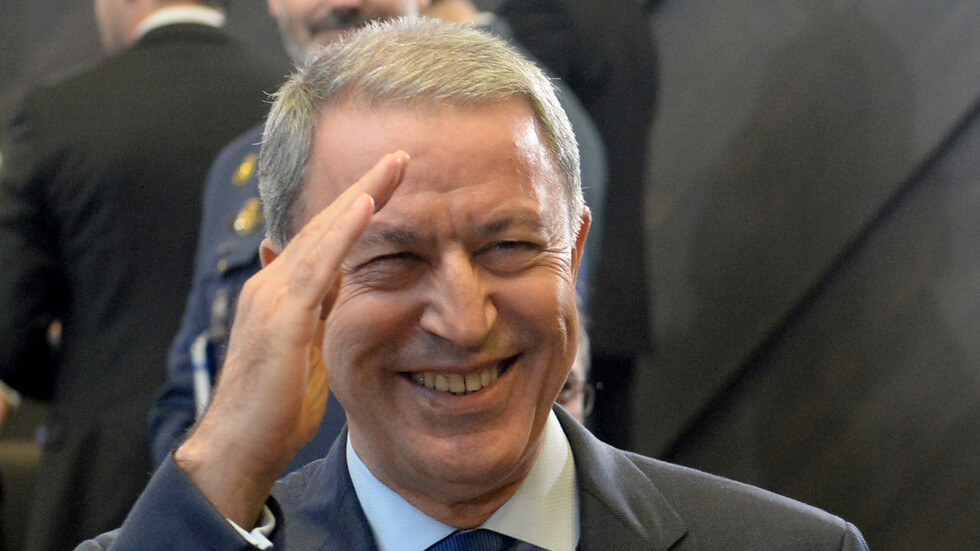 وزير الدفاع التركي يزور سفينة 