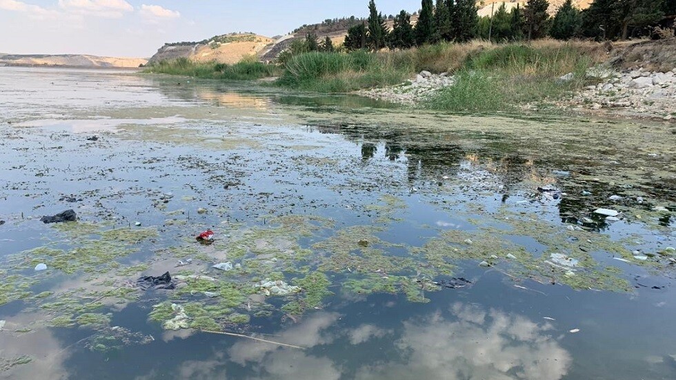 بعدما كان يسمى بـ" النهر العظيم".. الفرات يتحول إلى بركة - فيديو + صور