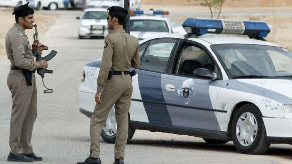 شاهد.. مطاردة مثيرة لمسلح أطلق النار على سيارات في السعودية (فيديو)