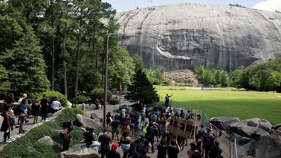 محتجون مسلحون أغلبهم من السود ينظمون مسيرة في متنزه بولاية جورجيا الأمريكية