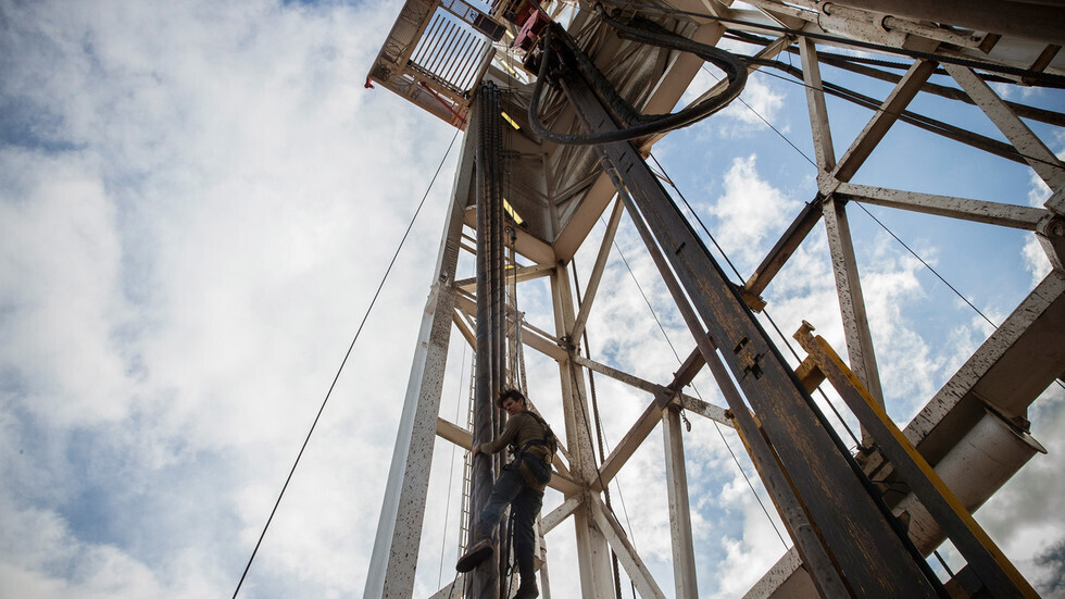 الكويت تعلن استئناف إنتاج النفط في حقول مشتركة مع السعودية