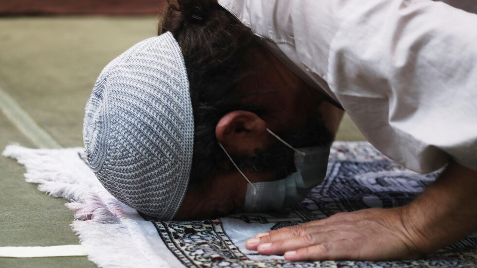 مصر تصدر قرارا بفتح مسجد الإمام الحسين بشكل جزئي