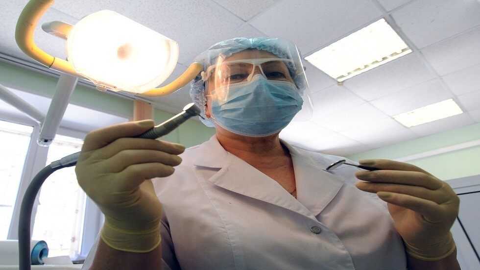 أطباء الأسنان يتحدثون عن آثار تظهر في الفم نتيجة الإصابة بفيروس كورونا