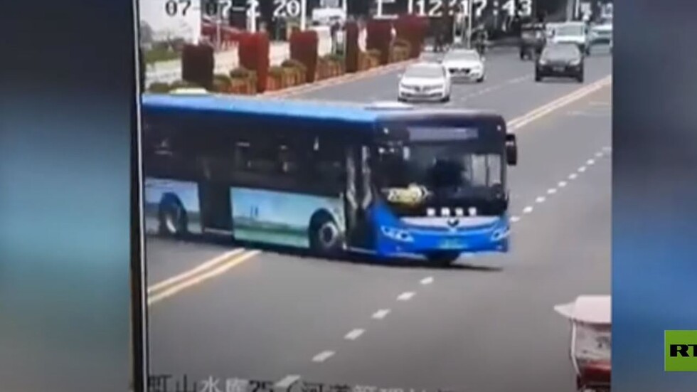 لحظة سقوط حافلة تقل طلابا في بحيرة غرب الصين