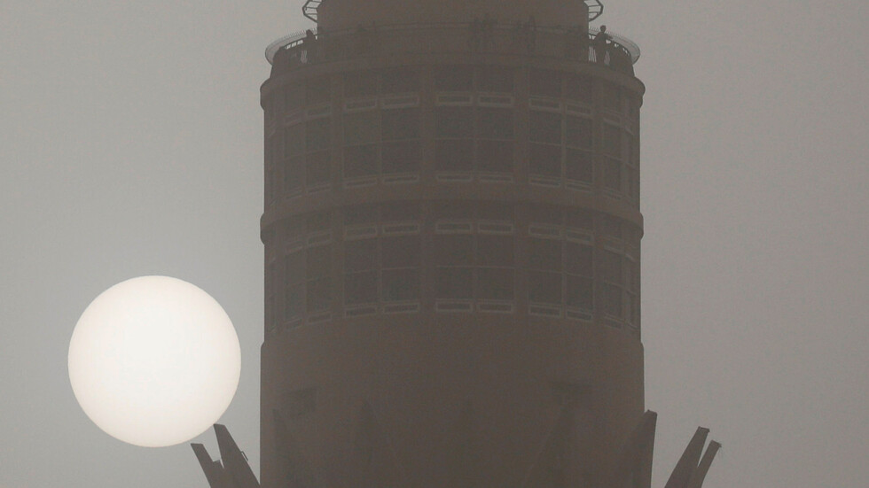 مصر.. شاب يحاول الانتحار من أعلى برج القاهرة والأمن يتدخل في اللحظات الأخيرة