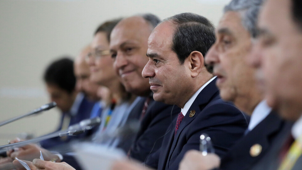 مصر.. السيسي يعقد اجتماعا حكوميا حضره وزير الدفاع وقيادة المخابرات