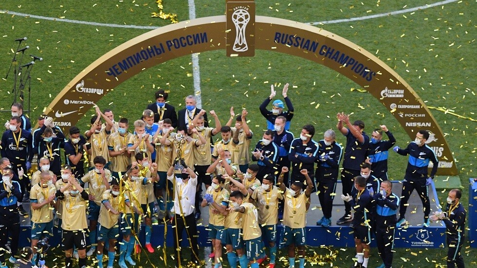 شاهد.. توزيع الميداليات الذهبية في الدوري الروسي الممتاز على لاعبي زينيت