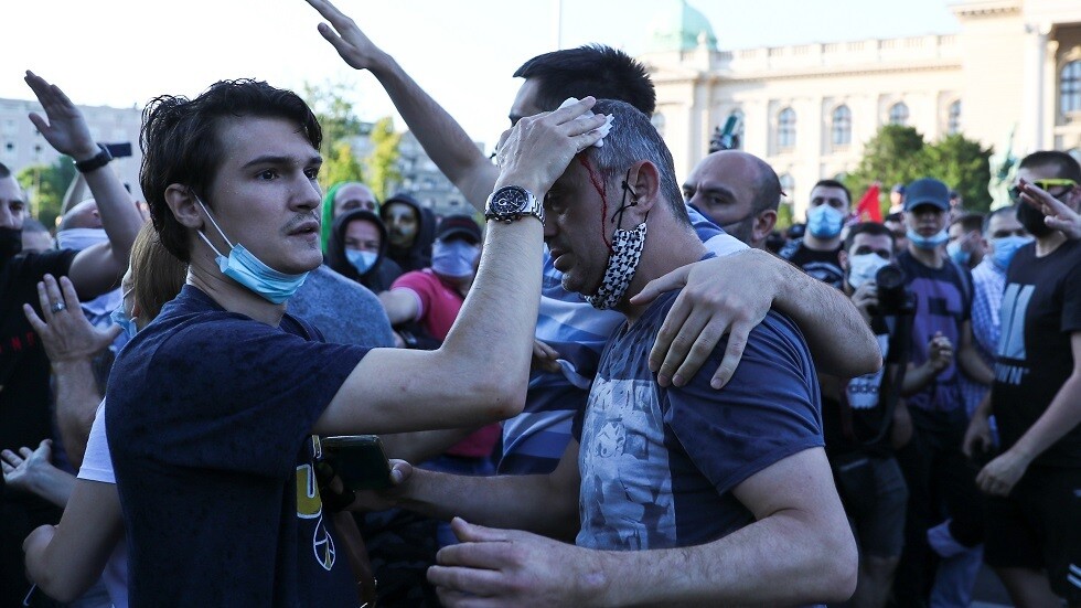 صربيا.. محتجون يضربون زعيما للمعارضة على رأسه