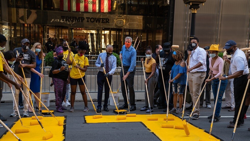 رئيس بلدية نيويورك يشارك في كتابة عبارة