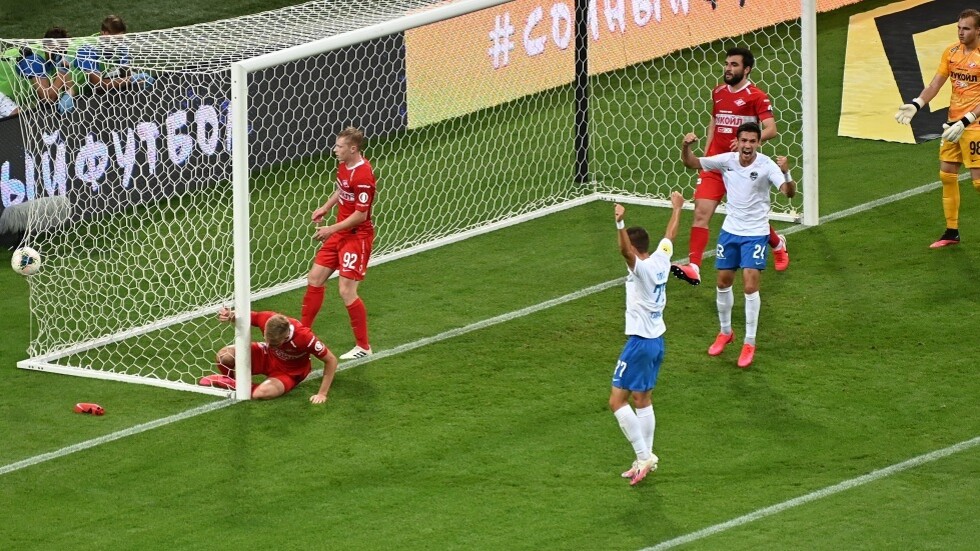 شاهد.. هدف عكسي كوميدي بـ "ركلة العقرب"