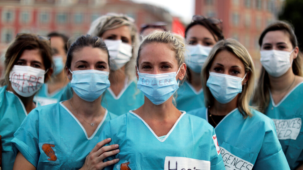 أطباء فرنسا يناشدون الالتزام الصارم بارتداء الكمامات لتفادي حجر عام جديد