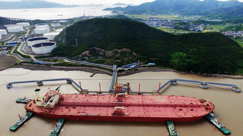 للمرة الأولى.. شركة روسية تورد صنفا جديدا من النفط إلى الصين