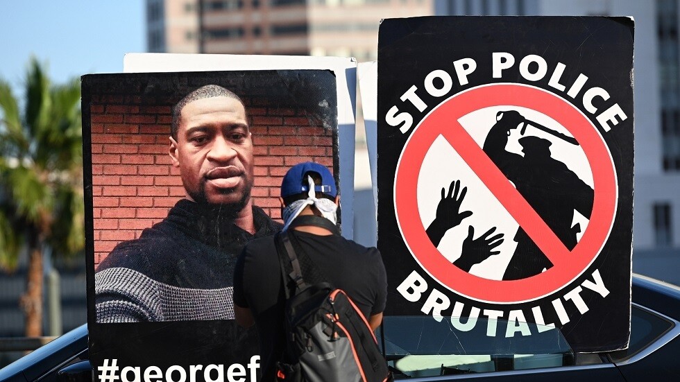 أسرة جورج فلويد تقاضي مدينة منيابوليس و4 ضباط بشأن مقتله وتطلب تعويضات مالية
