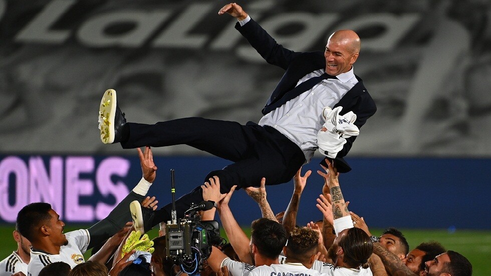 شاهد.. لاعبو ريال مدريد يحتفون بمدربهم زيدان بطريقة خاصة بعد نيلهم لقب 