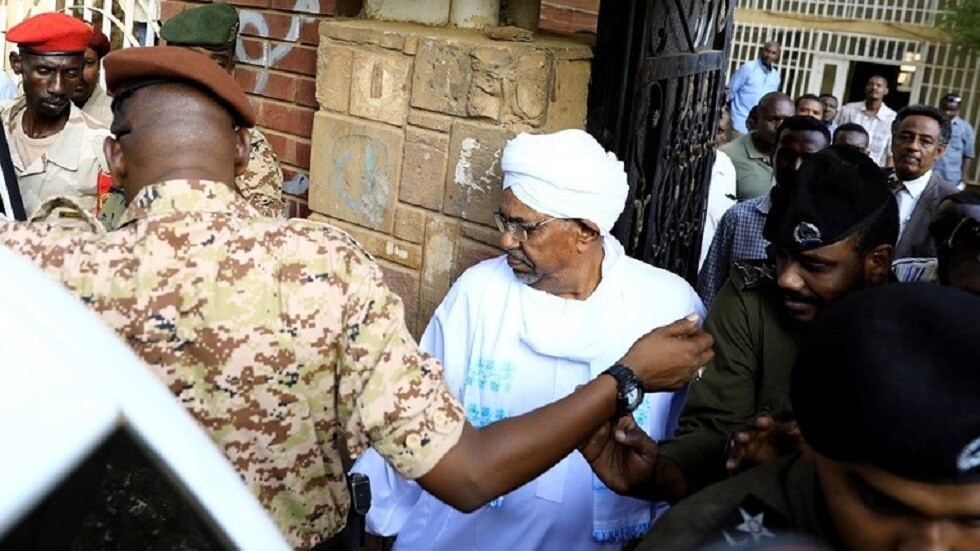 السودان.. تشكيل محكمة للنظر في قضية انقلاب 89 والبشير أبرز المتهمين