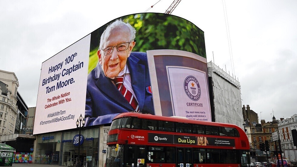 ملكة بريطانيا تكرم معمرا عمره 100 عام لجهوده في مكافحة كورونا