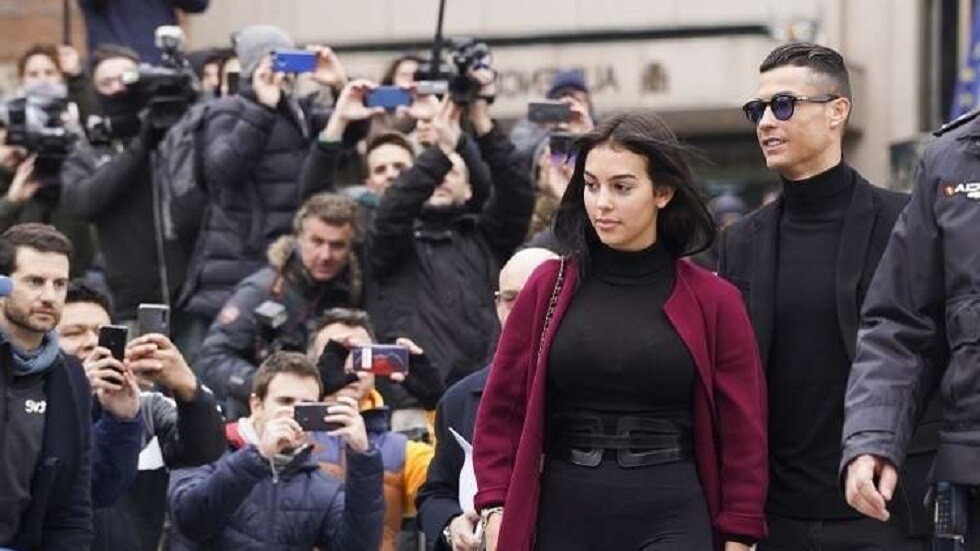 شاهد.. جورجينا تستعرض فخامة يختها (صور)