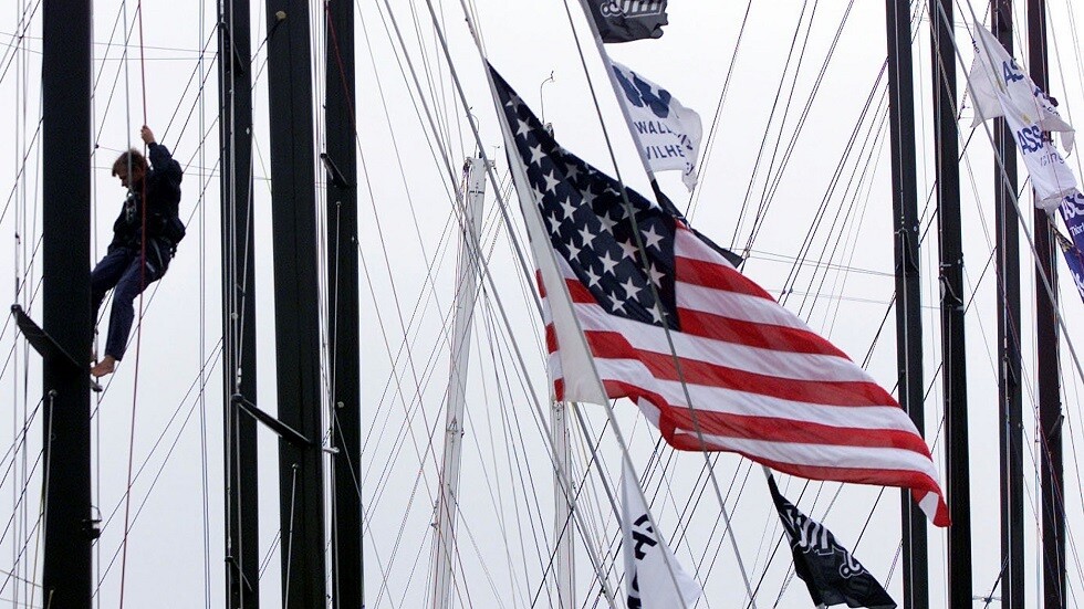 ترامب يأمر بتنكيس الأعلام