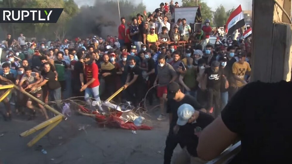 اشتباكات بين المحتجين والشرطة خلال تظاهرة مناهضة للحكومة في الحلة العراقية