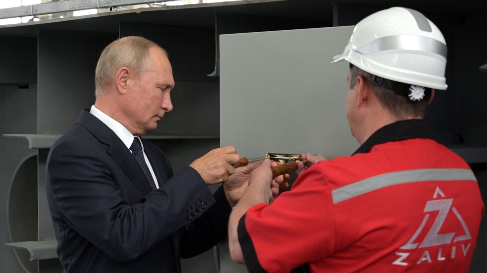 بوتين يضع حجر الأساس لبناء سفن حربية حديثة
