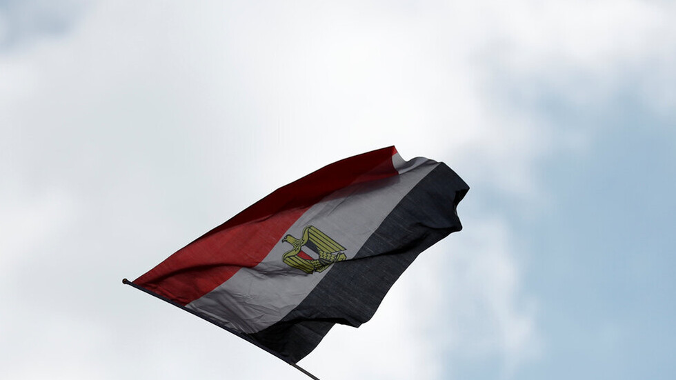 مصر.. وزير الأوقاف يبكي على الهواء بسبب الجيش المصري