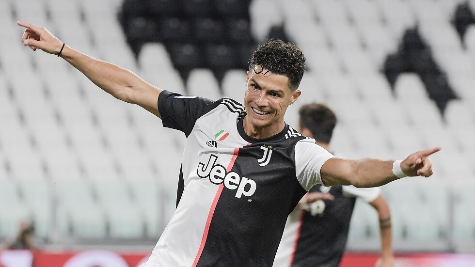 ردة فعل رونالدو أثناء مصافحة منافسه شيرو إيموبيلي بعد المباراة (فيديو)