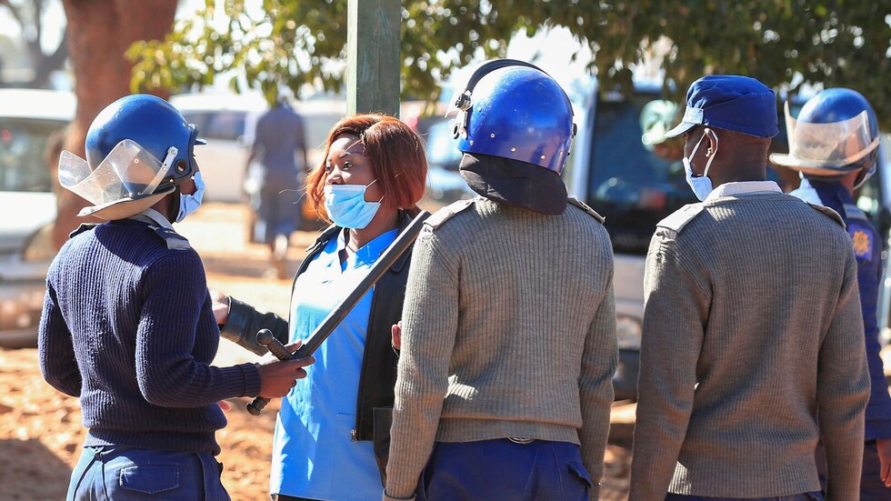 رئيس زيمبابوي يفرض حظر التجوال في البلاد بسبب كورونا