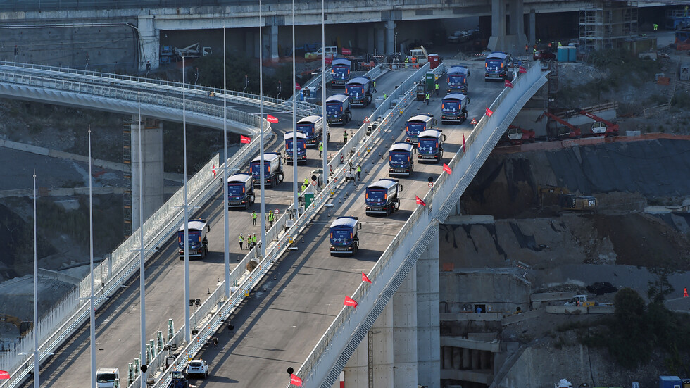 بعد عامين من الانهيار.. إيطاليا تعيد افتتاح جسر جنوة
