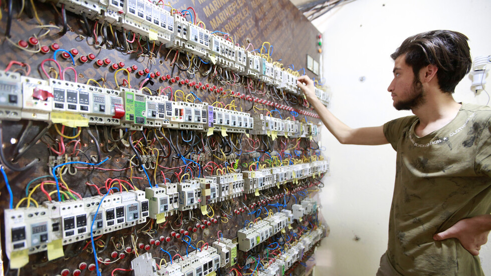 إيران والعراق.. إبرام عقدين وتسوية مستحقات توريد الكهرباء