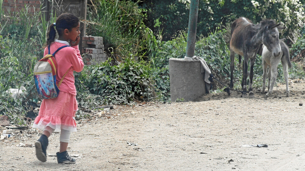 مصر.. إنقاذ طفلة قيدها والدها بالسلاسل!