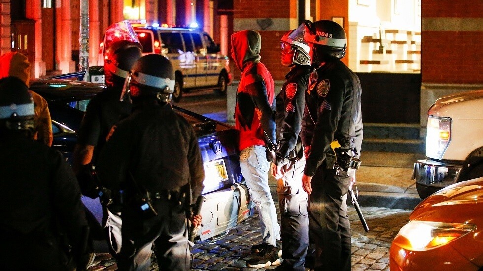 شرطة نيويورك تزيل مخيم اعتصام بعد تهديدات لترامب بإرسال قوات فيدرالية