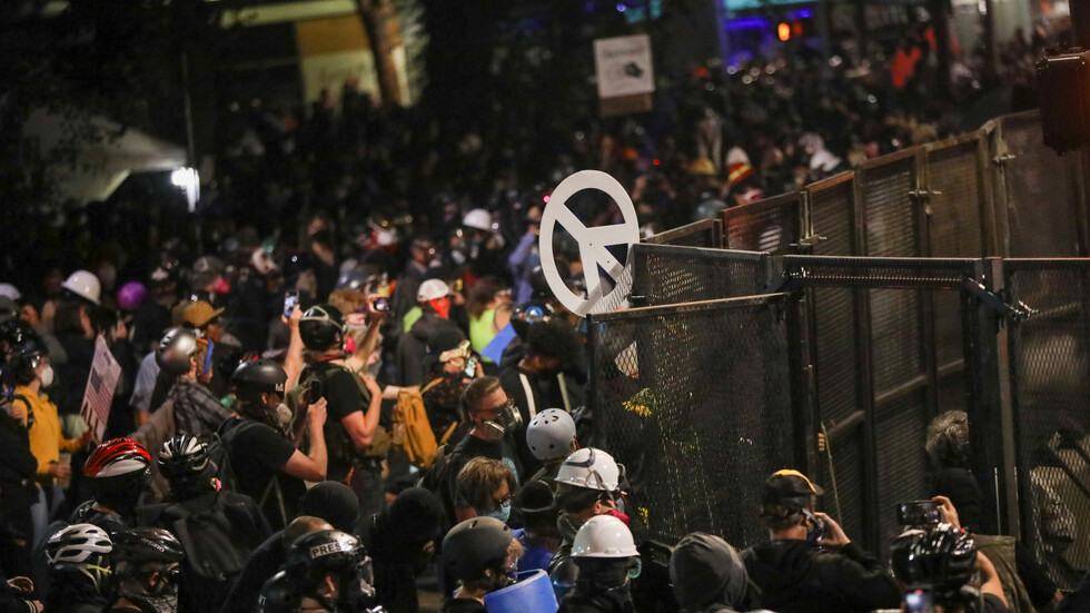 شاهد.. عمدة بورتلاند الأمريكية بين المتظاهرين لحظة استخدام الغاز المسيل للدموع ضدهم