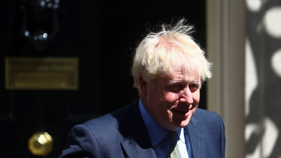 جونسون يدعو للحذر من "كوفيد-19" عند اقتراب فصل الشتاء