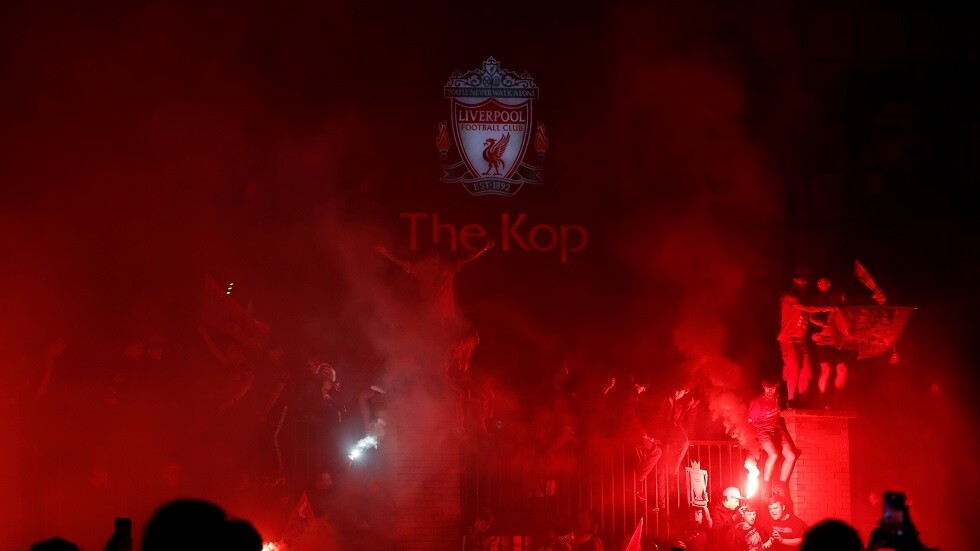 ردة فعل شرطة ليفربول على احتفالات الجماهير بلقب بطل الدوري  (فيديو)