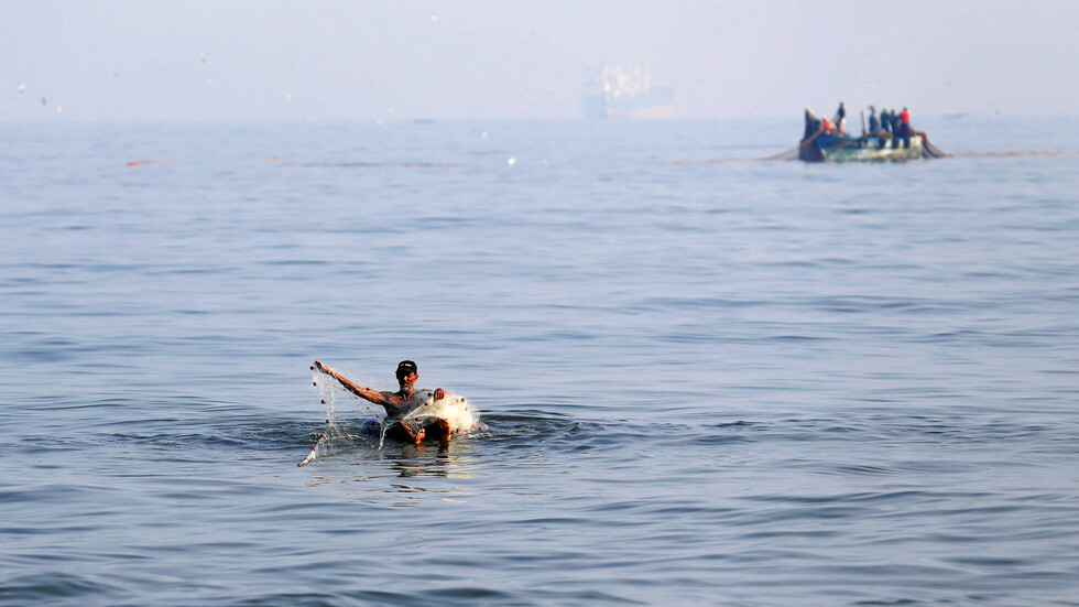 مصر.. أمواج البحر تقذف بجثث إلى الشاطئ