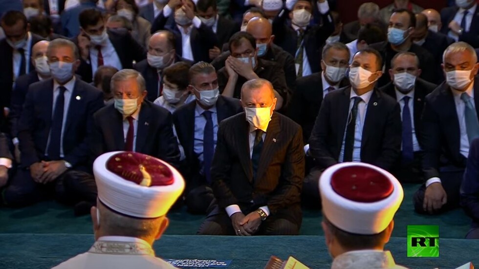 أردوغان يستهل أول صلاة في آيا صوفيا بتلاوة آيات من القرآن الكريم