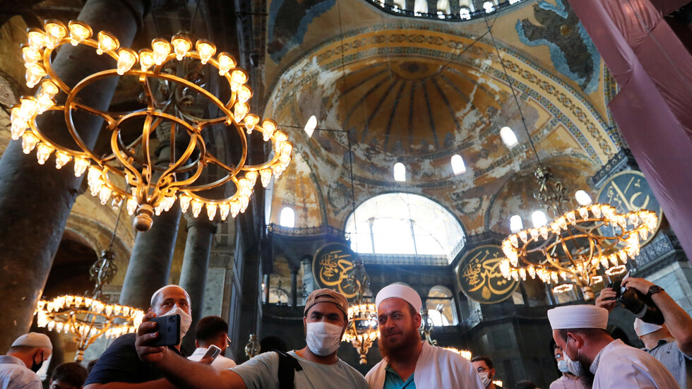 تشاووش أوغلو: فتح مسجد آيا صوفيا يمثل صفحة جديدة من تاريخ استقلال تركيا