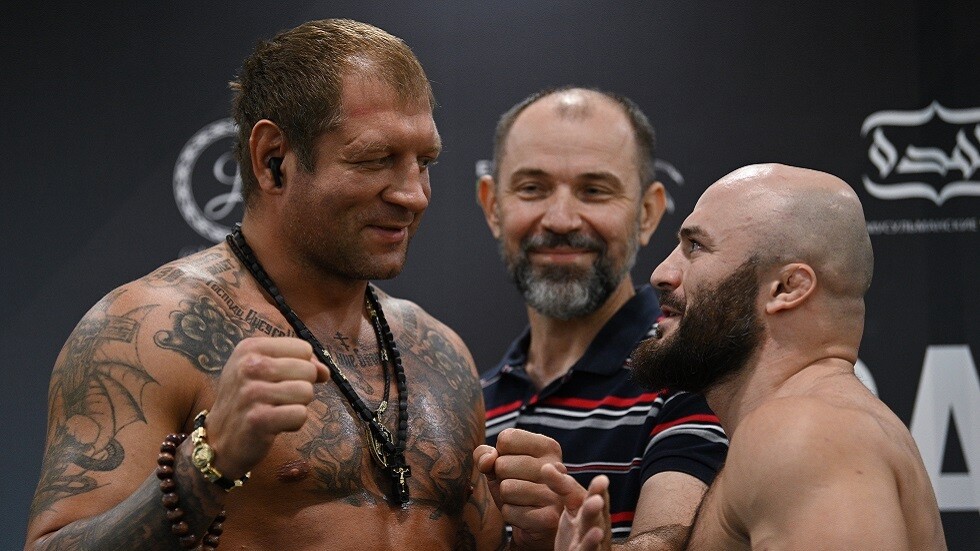 مقاتل يطلب من خصمه التحلي بالجدية أمام العدسات فماذا كانت النتيجة؟! (فيديو)